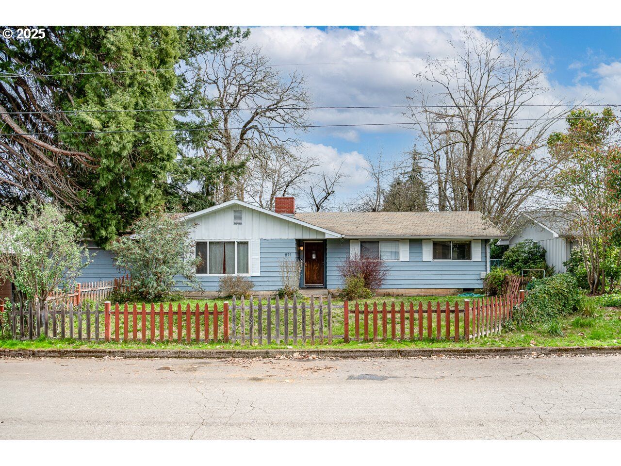 Property Photo: 871 Rossmore St OR 97404