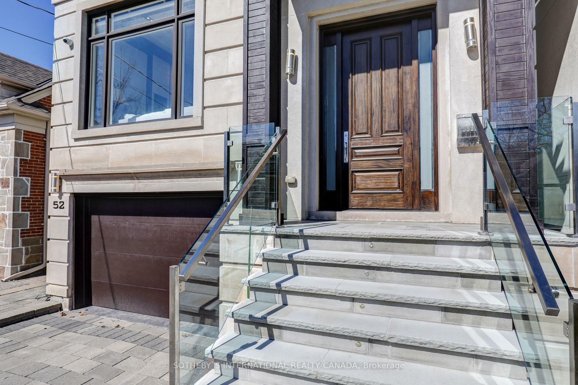 Photo de la propriété: 52 Carmichael Avenue ON M5M 2W7
