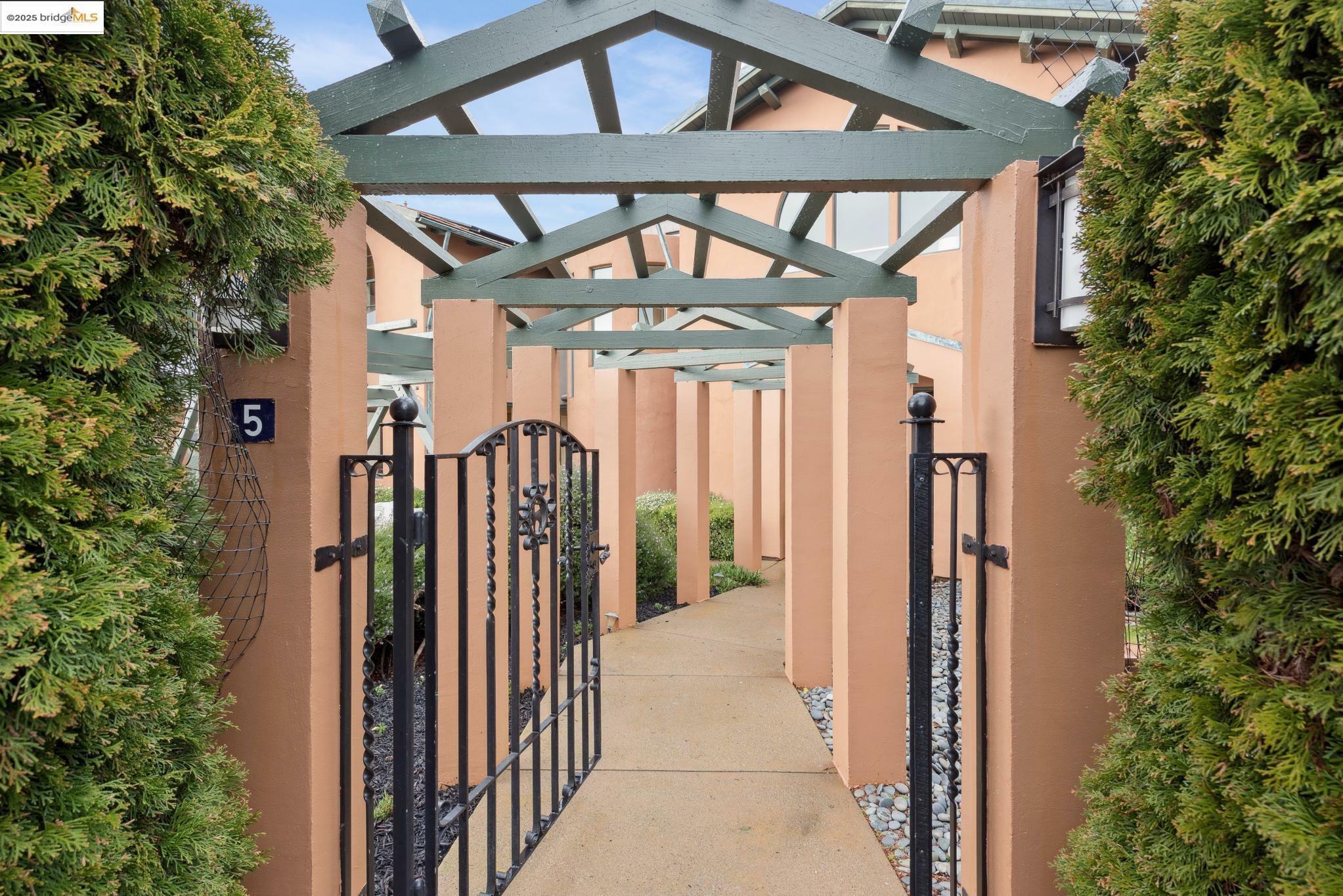 Property Photo: 5 Woodside Way CA 94611