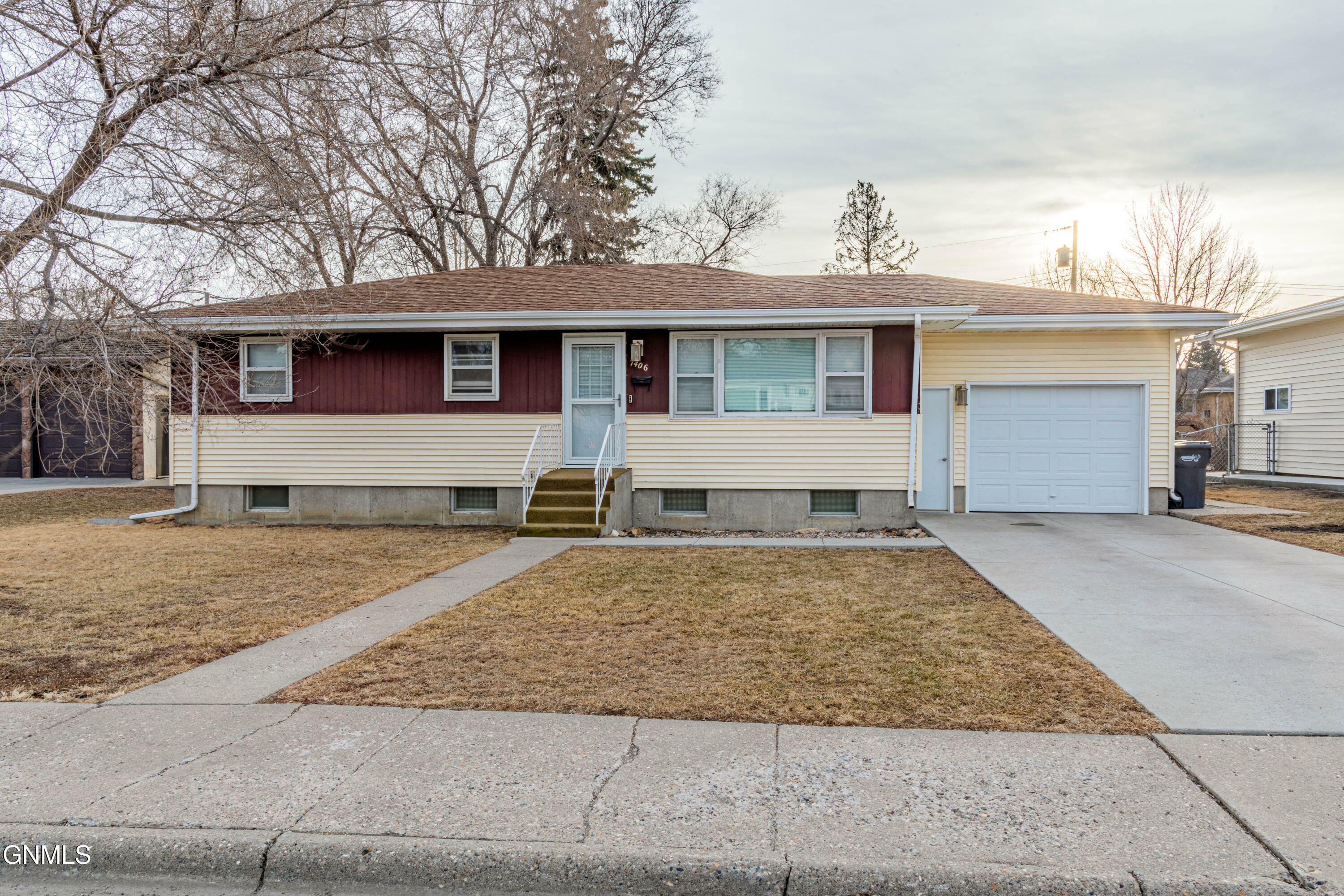 Property Photo: 1406 Central Drive ND 58554