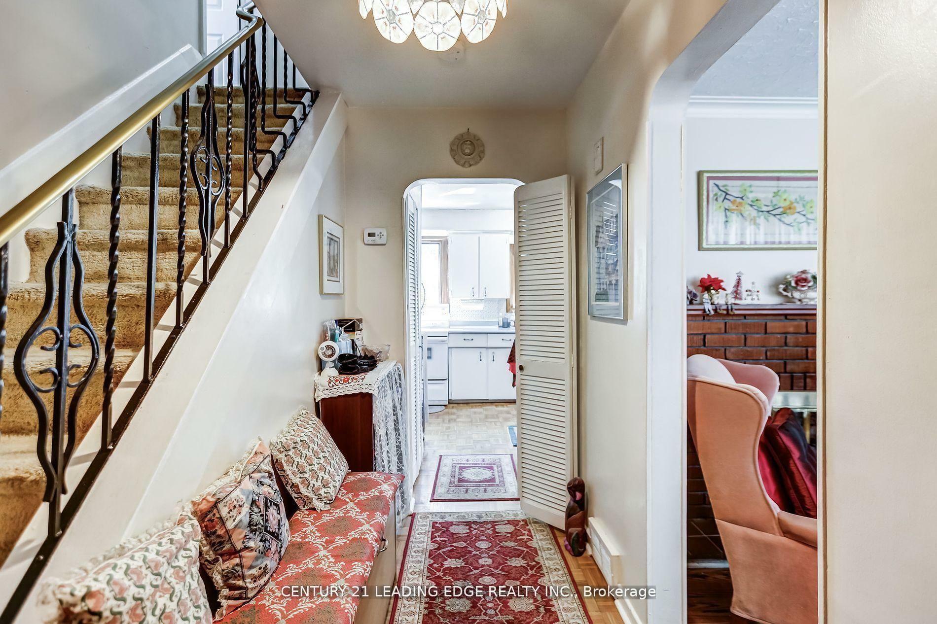 Photo de la propriété: 19 Royaleigh Avenue ON M9P 2J4