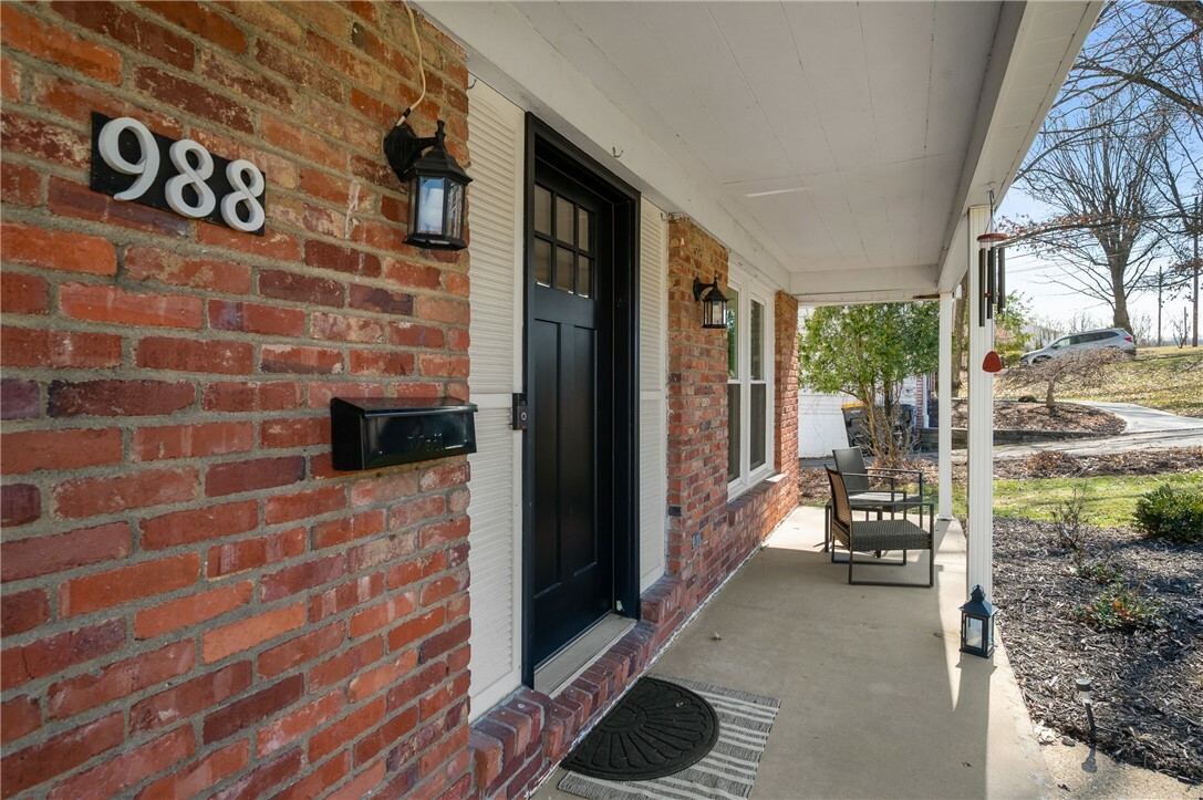 Property Photo: 988 Copsewood Dr PA 15102