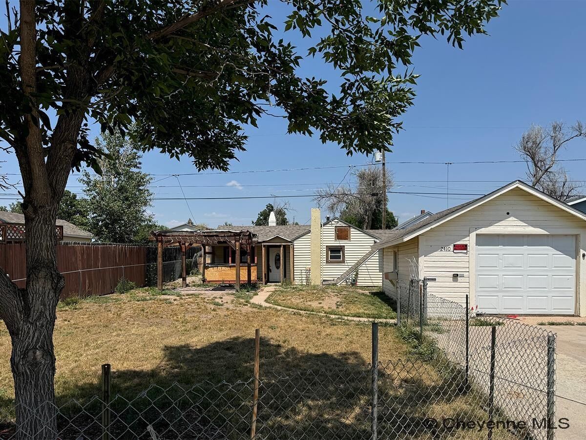 Property Photo:  2410 E 11th St  WY 82001 