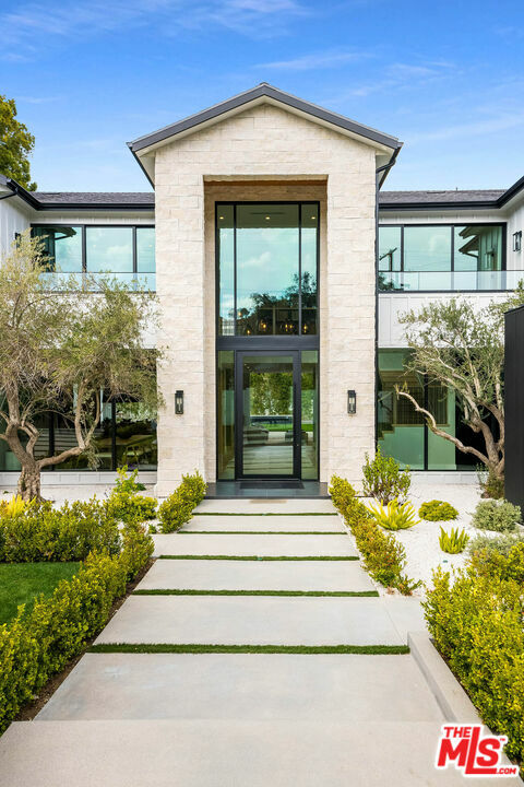 Property Photo: 15907 Valley Vista Blvd CA 91436
