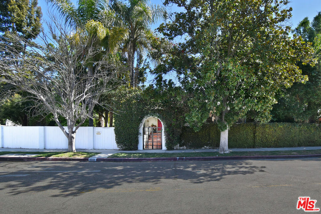 4262 Woodcliff Road  Sherman Oaks CA 91403 photo