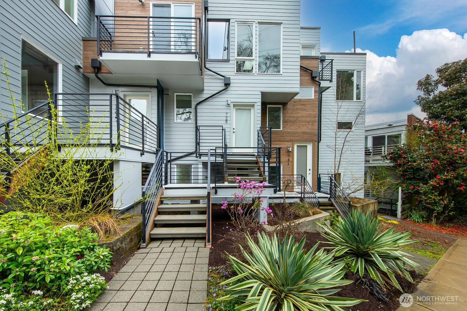 Property Photo: 729 Belmont Avenue E WA 98102