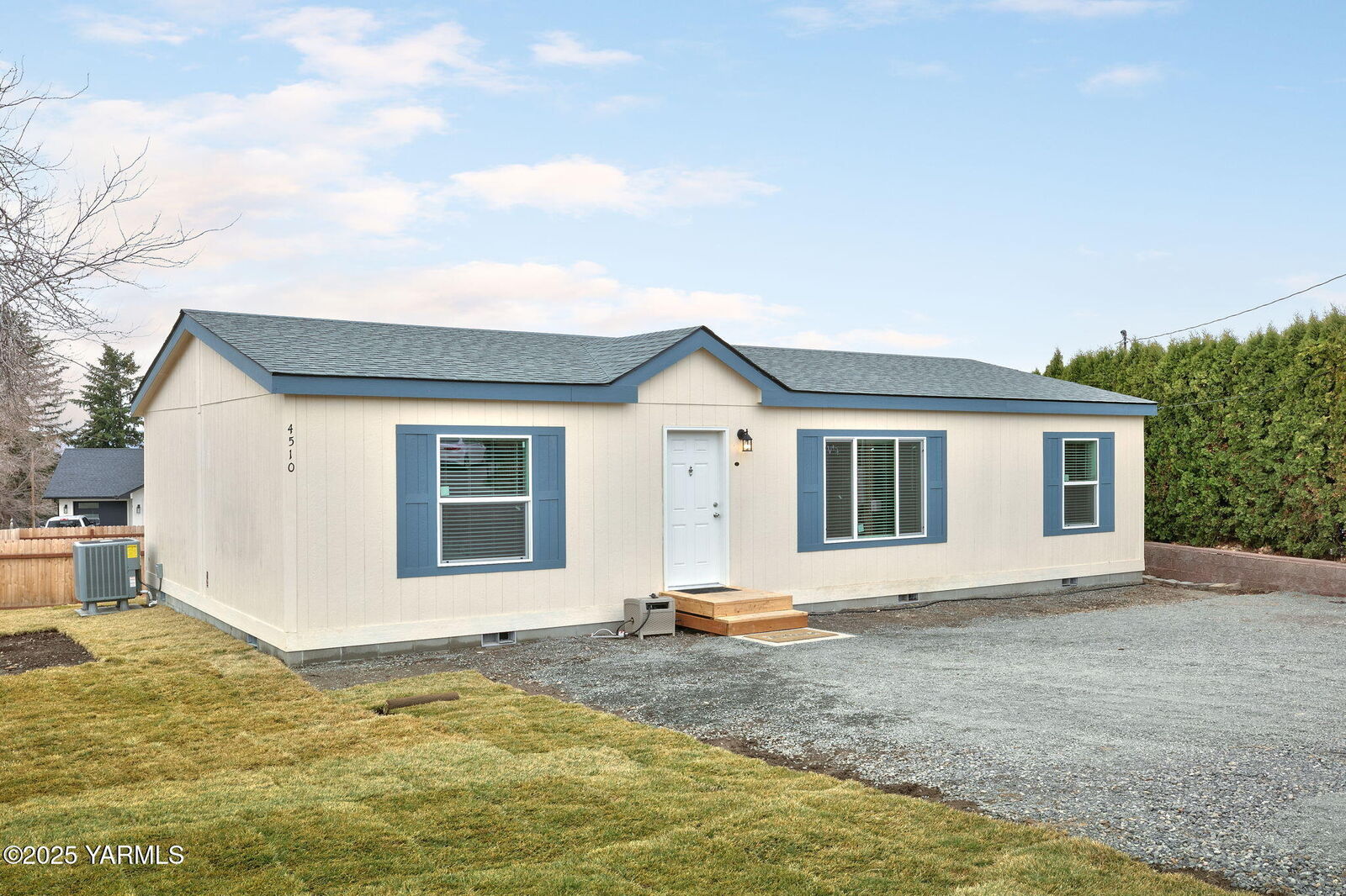 Property Photo: 4510 Hillcrest Dr WA 98901