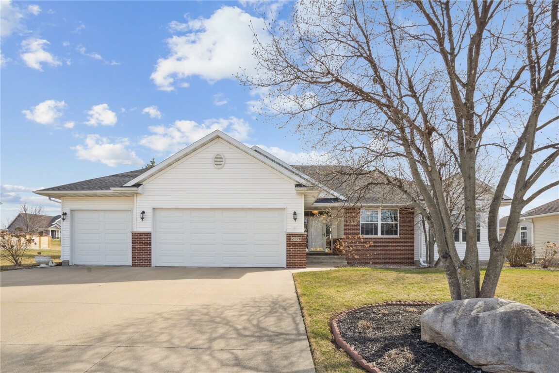 Property Photo: 2570 Silver Oak Trail IA 52302