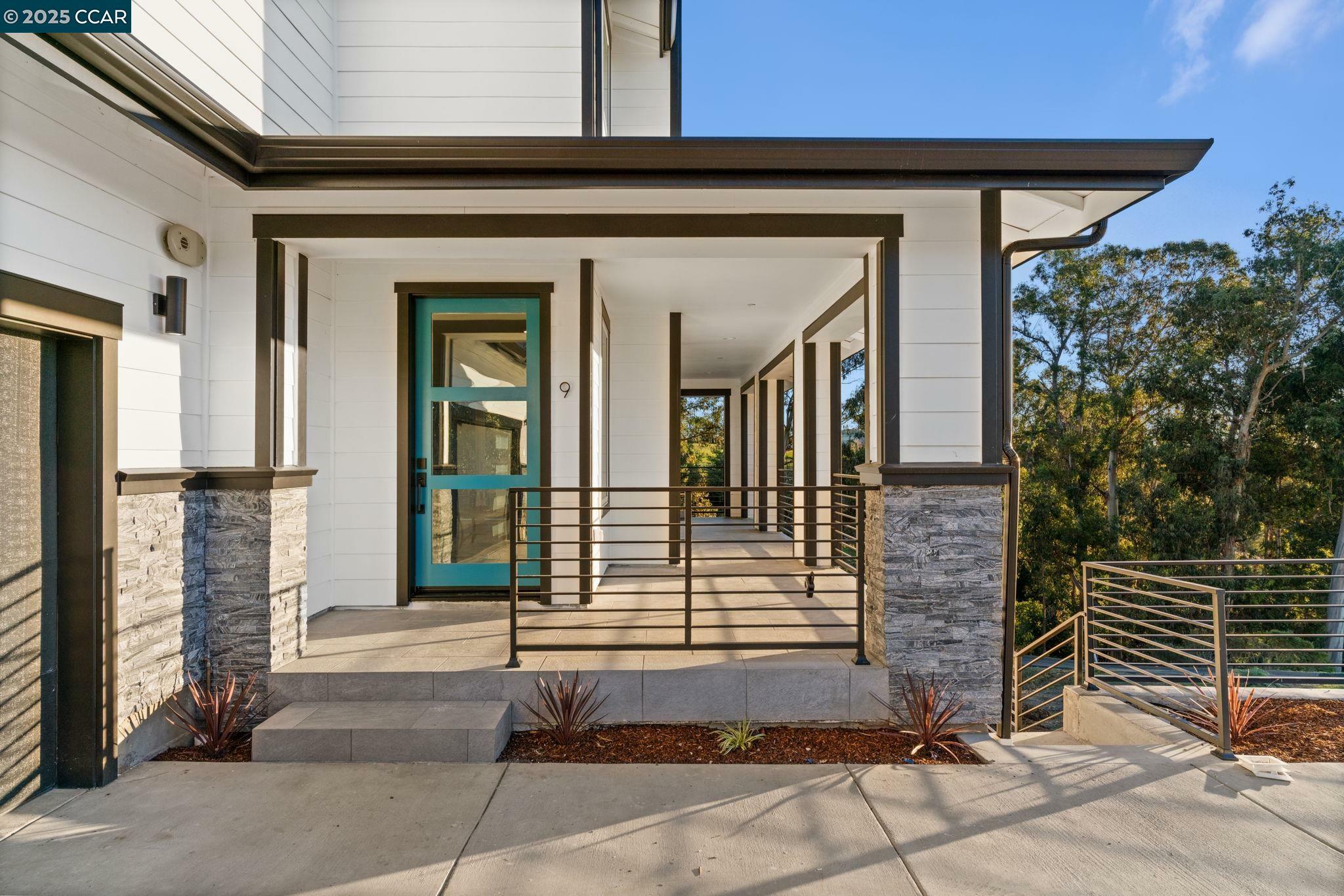 Property Photo: 9 Turner Ct CA 94605