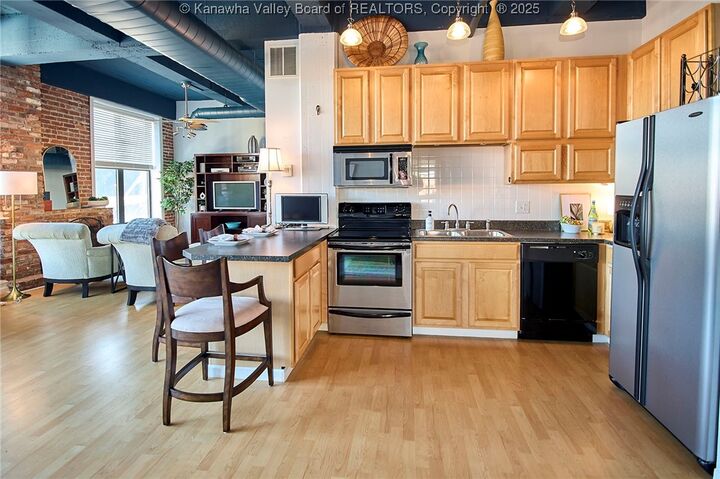 Property Photo: 816 Kanawha Boulevard 4N WV 25301