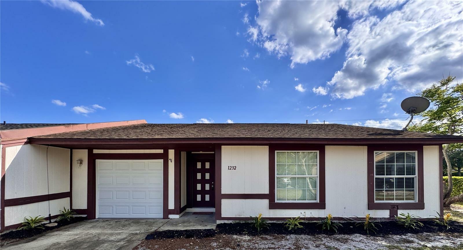 Property Photo: 1232 Roma Court FL 32825