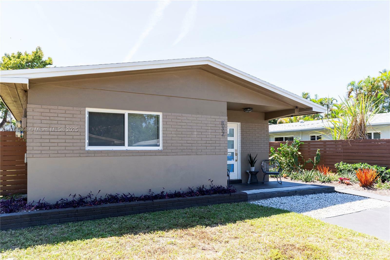 Property Photo: 832 SW 29th St FL 33315