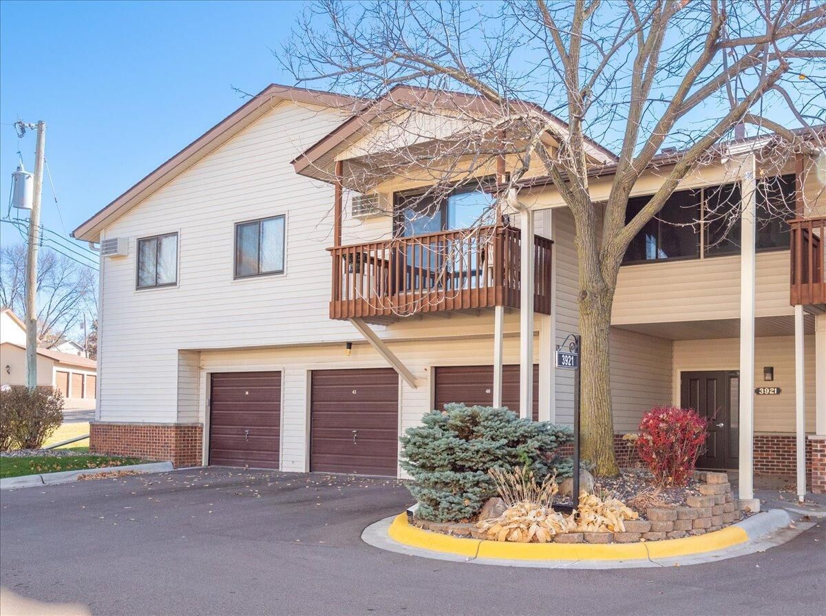 Property Photo:  3921 Foss Road 205  MN 55421 