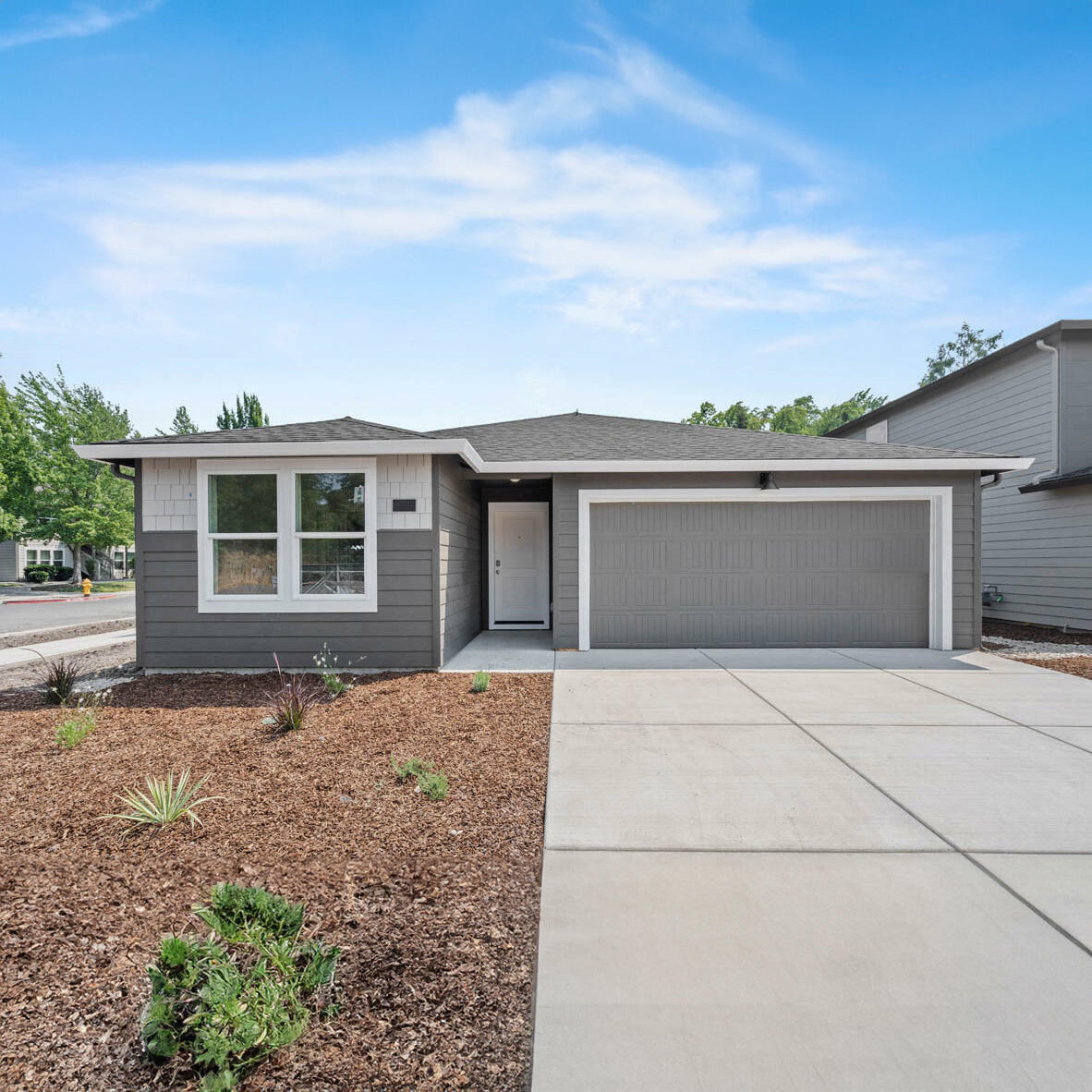 Property Photo: 552 Dawn Court OR 97501