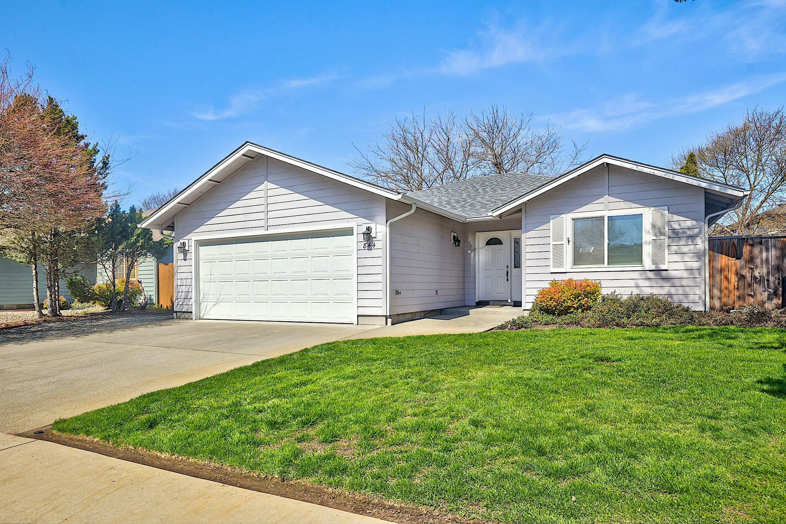 Property Photo: 844 Gold Court OR 97527