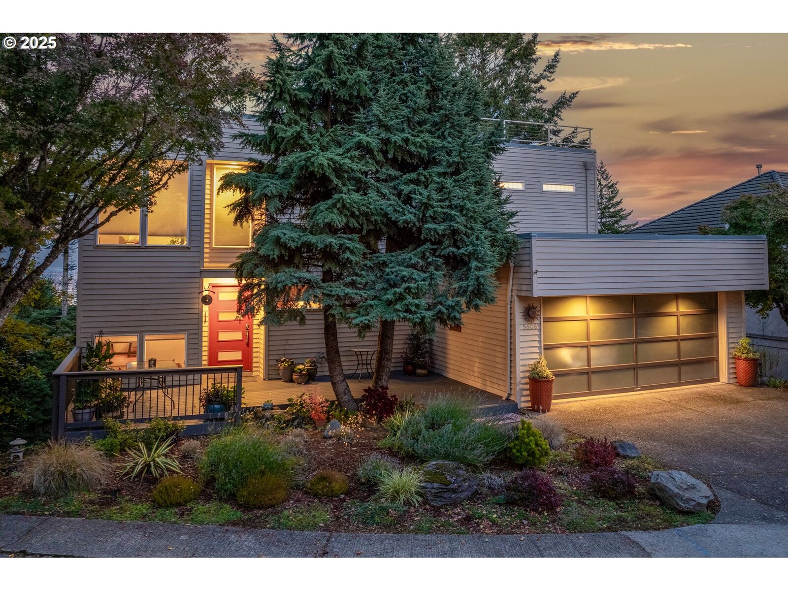 Property Photo: 5606 SW Edgemont Pl OR 97239