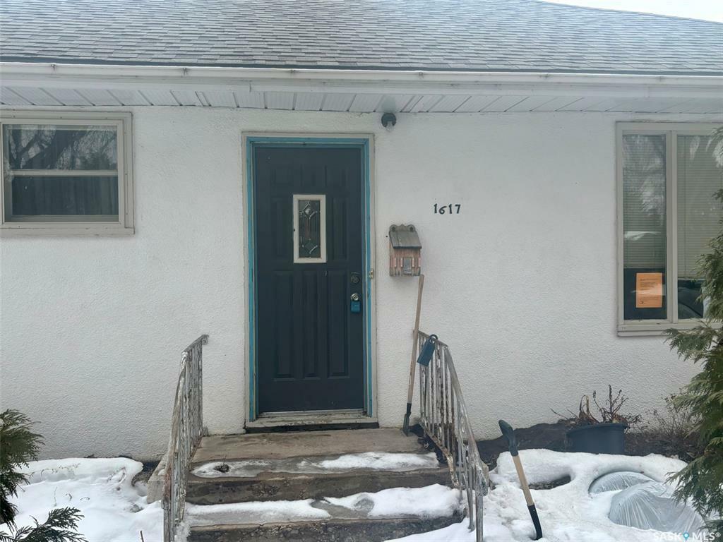 Property Photo: 1617 Cairns Avenue SK S7H 2H7