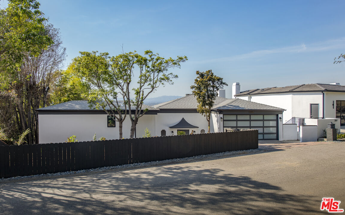 Property Photo: 3345 Wonder View Dr CA 90068