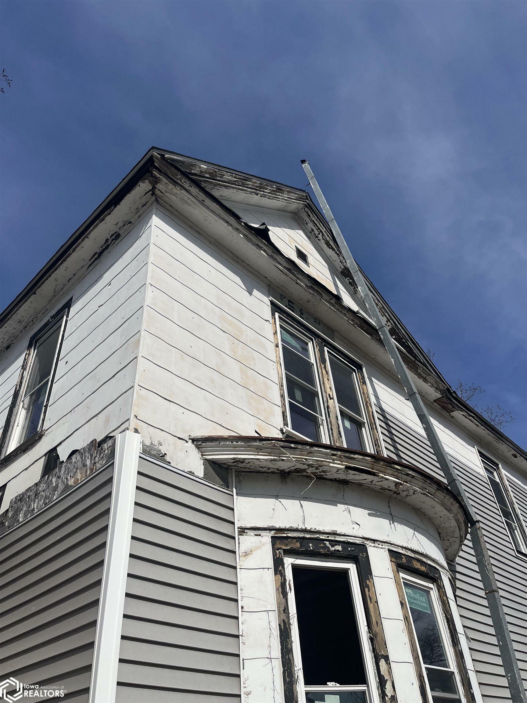 Property Photo: 915 Wells Street IA 52601