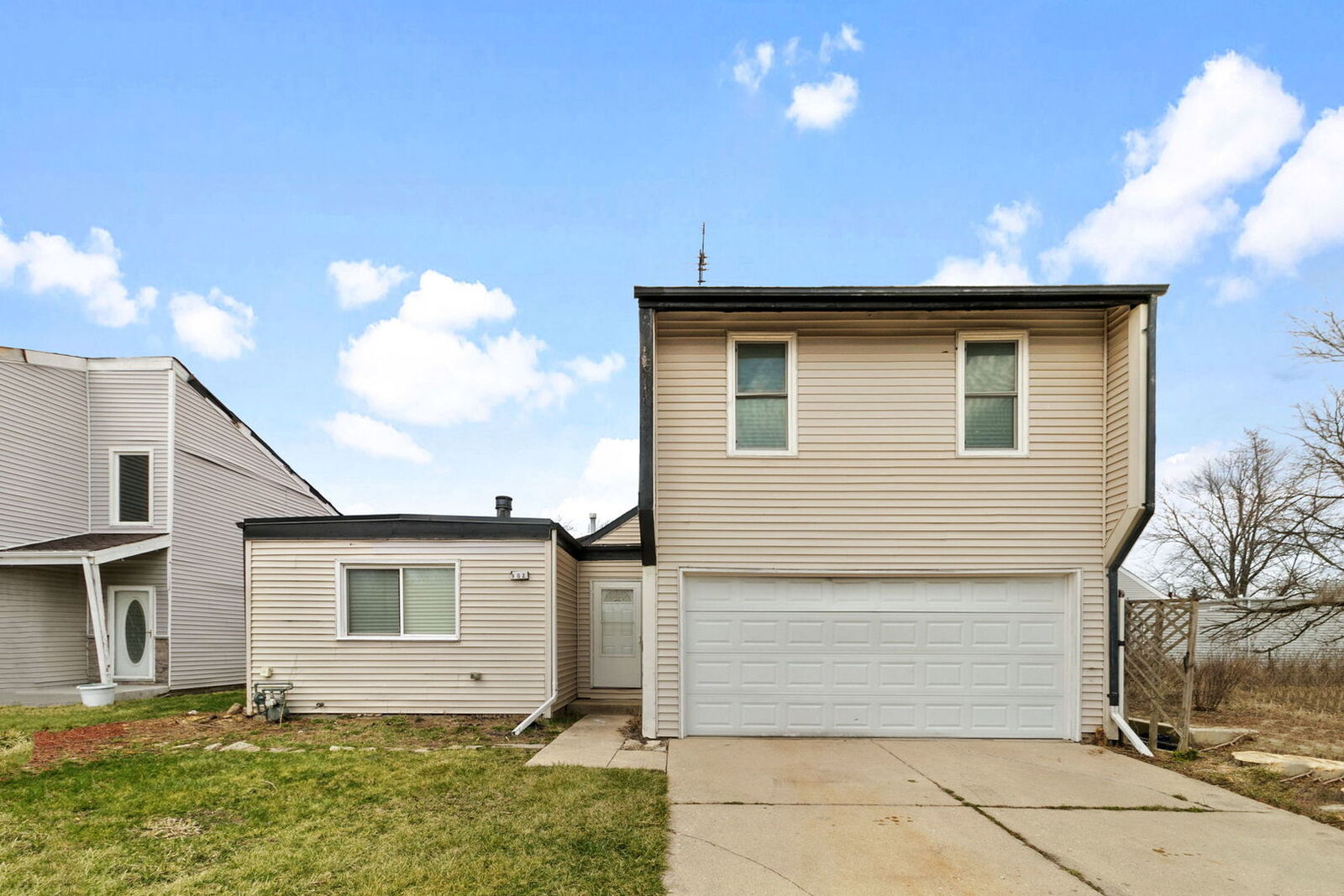 Property Photo:  902 Fiesta Court  IL 60484 