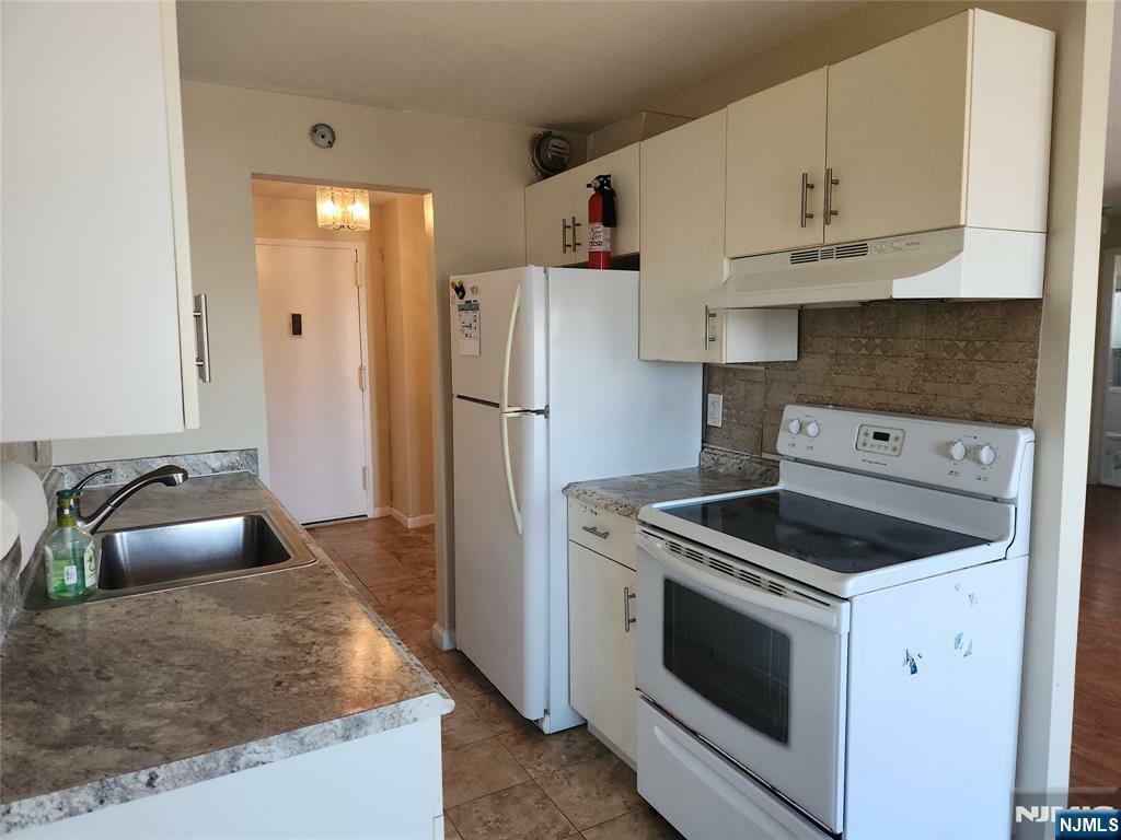 Property Photo:  233 12th Street 4C  NJ 07650 