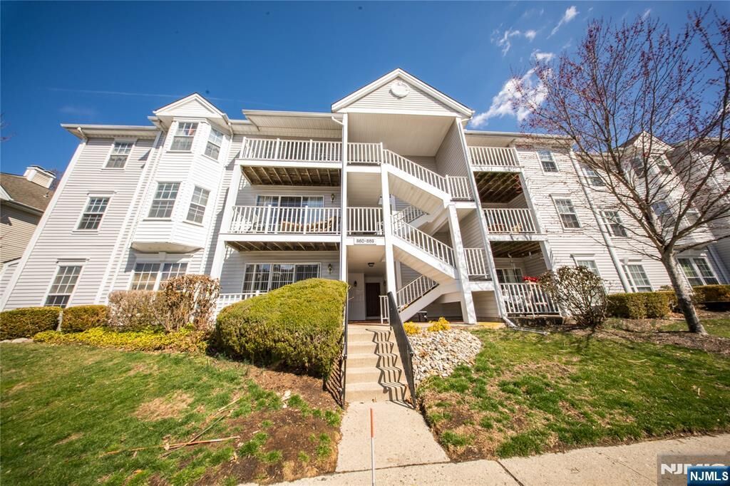 Property Photo:  865 Juniper Way  NJ 07430 