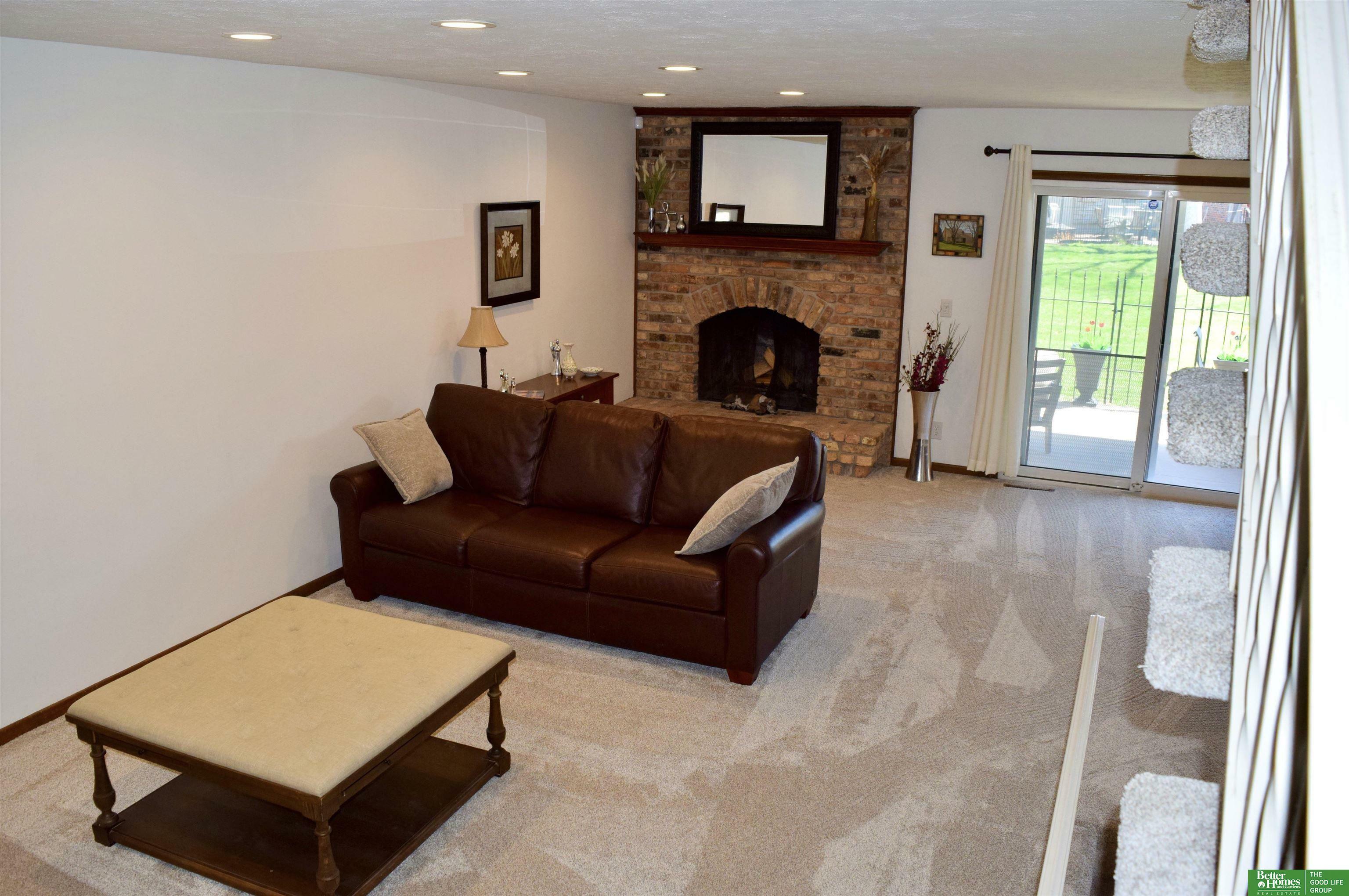 Property Photo: 6013 Oakcrest Plaza 33 NE 68137