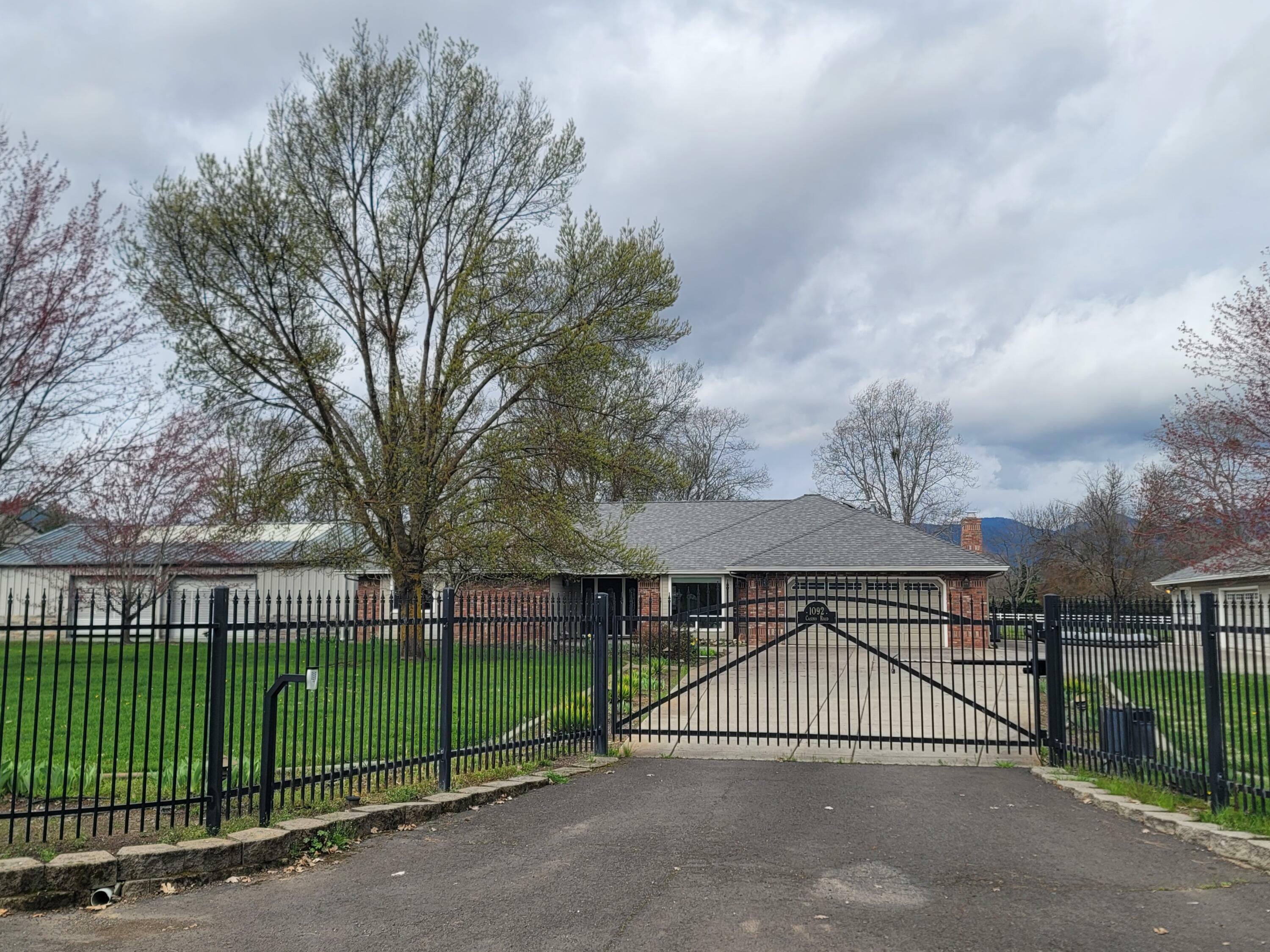 Property Photo: 1092 Casino Road OR 97501