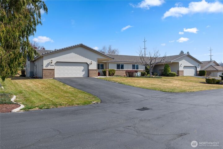 Property Photo:  1380  Eastmont Avenue 1301  WA 98802