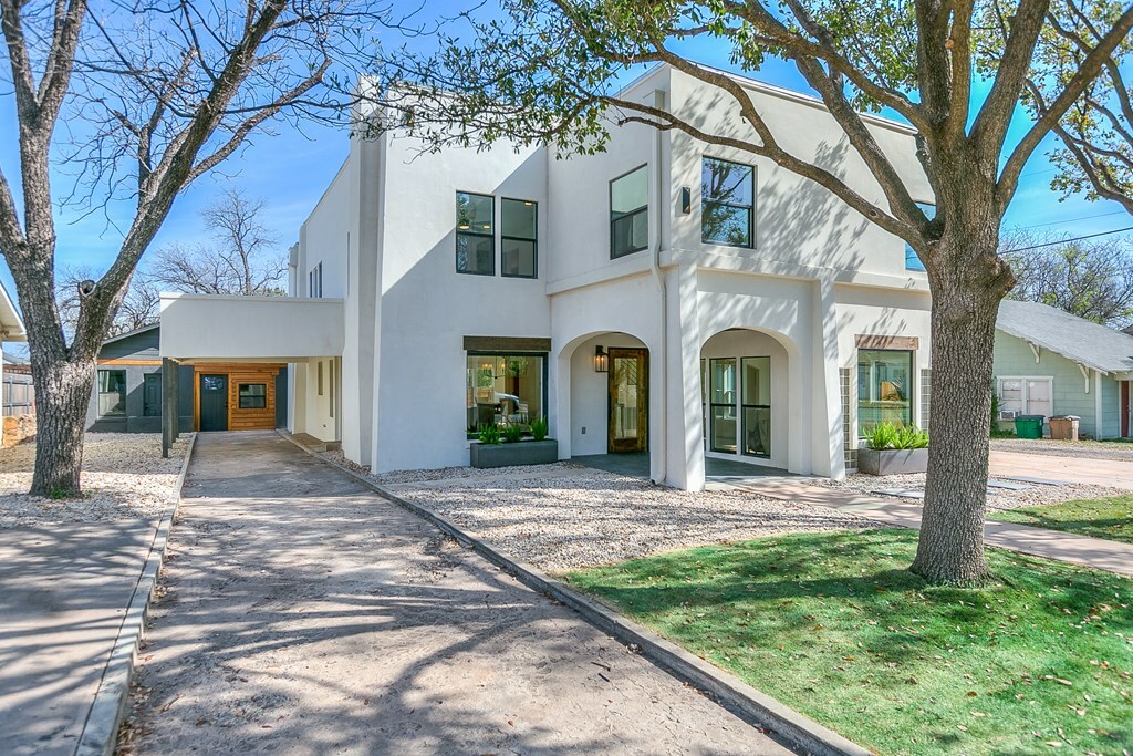 Property Photo: 1818 W Ave J TX 76901