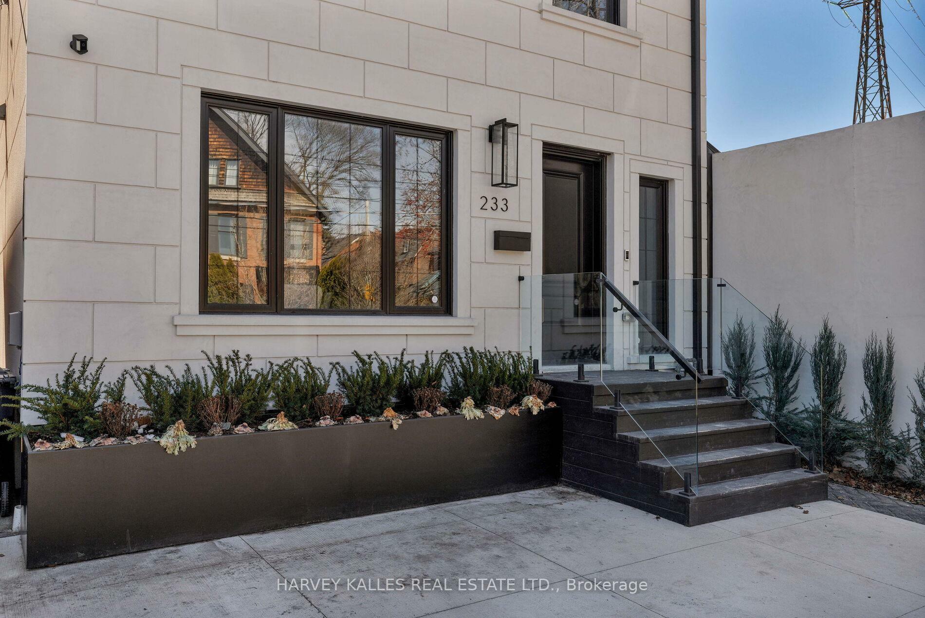 Property Photo: 233 Macpherson Avenue ON M4V 1A1