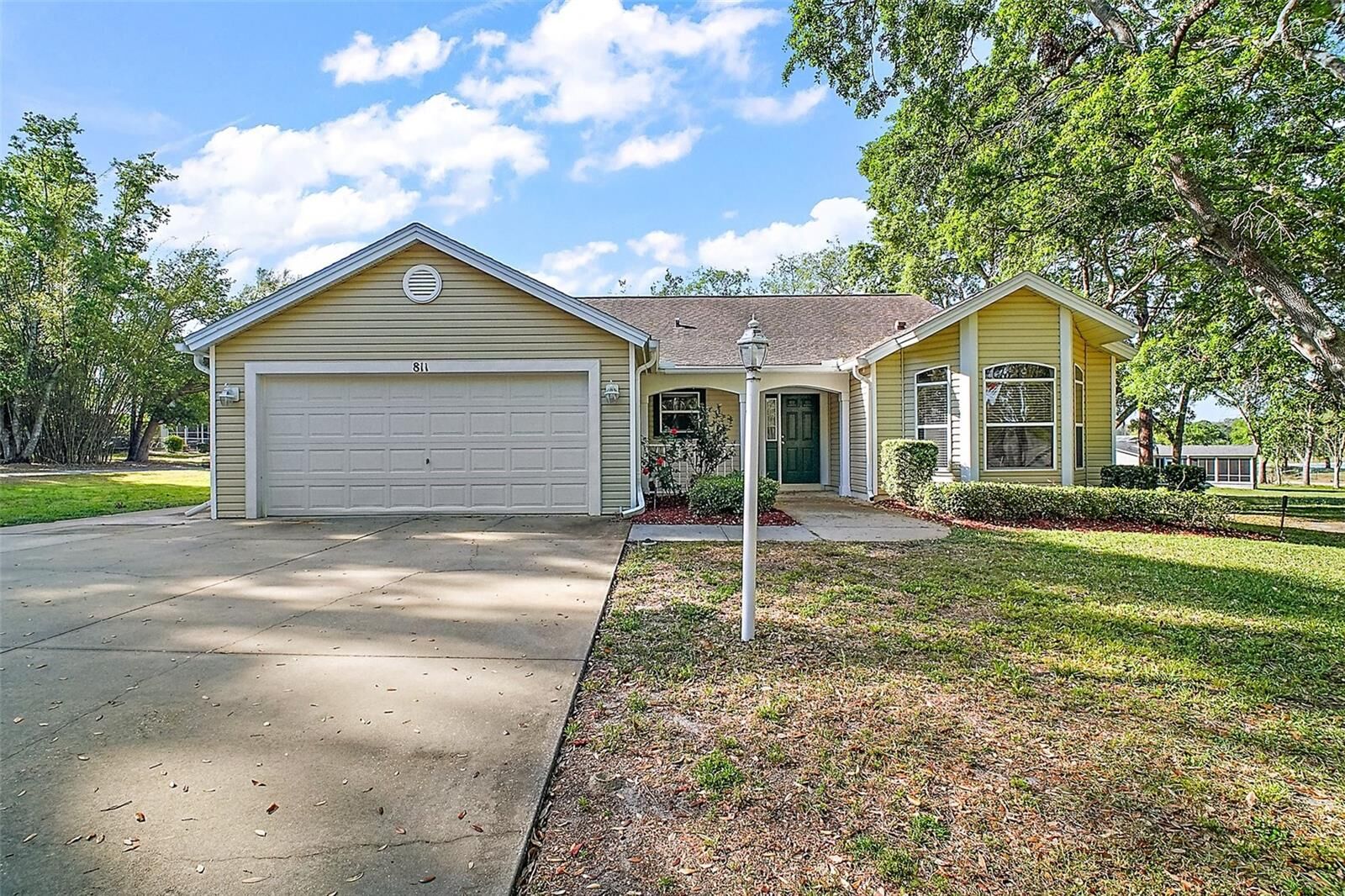 Property Photo: 811 Harper Place FL 32159