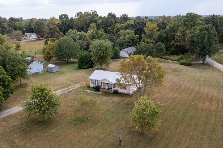 Property Photo: 560 Gregory Rd TN 37186