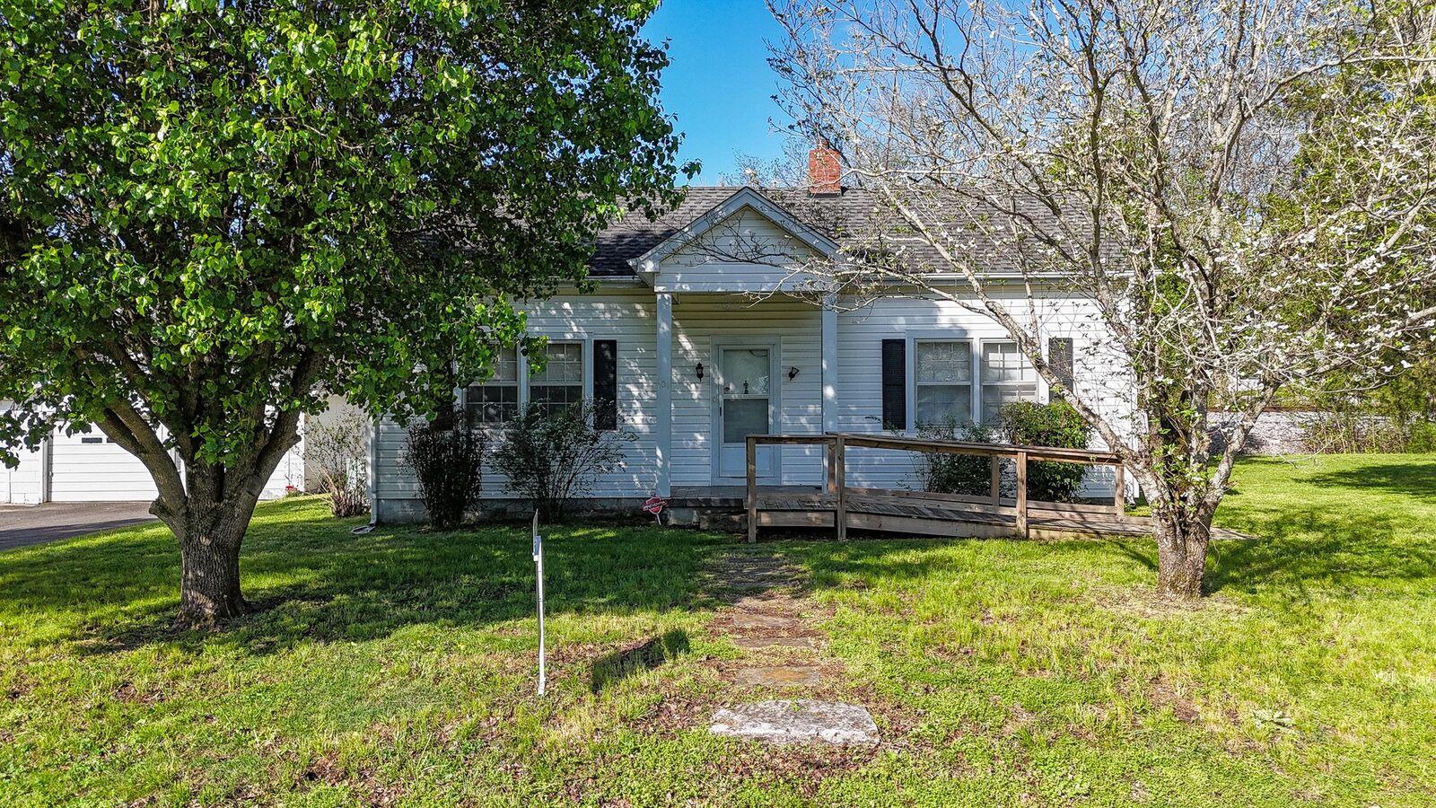 Property Photo: 101 Church St TN 37183