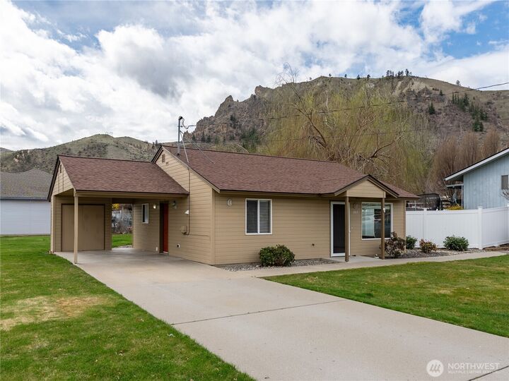 Property Photo: 1203 Red Apple Rd WA 98801