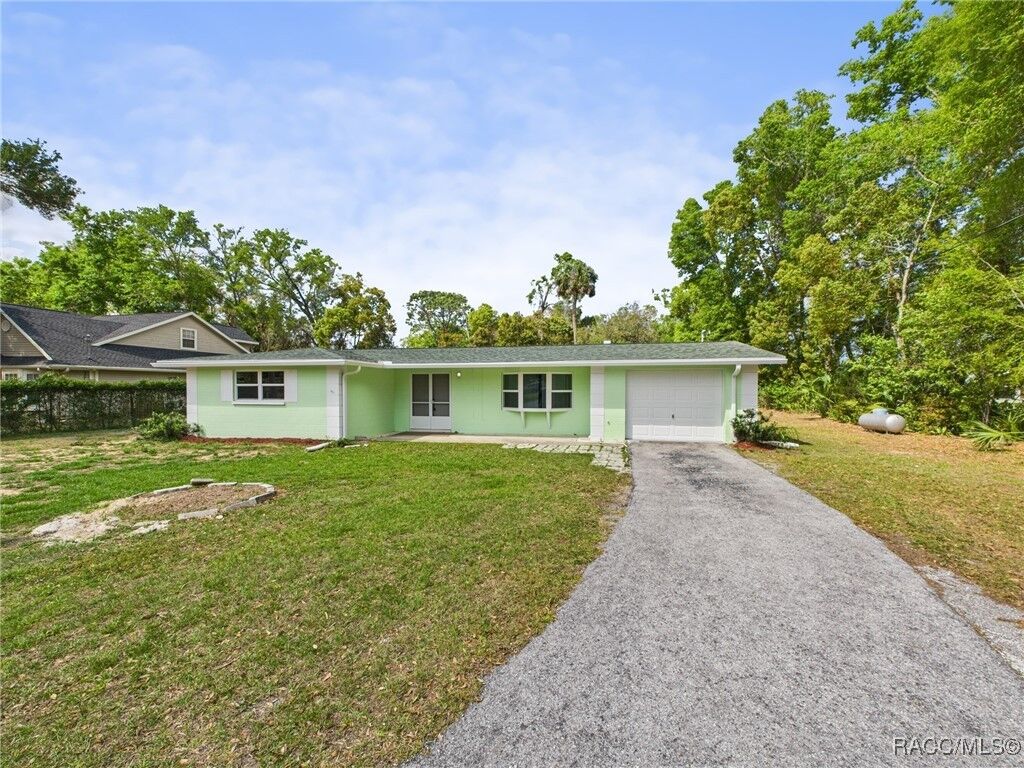 Property Photo: 1080 N Hollywood Circle FL 34429