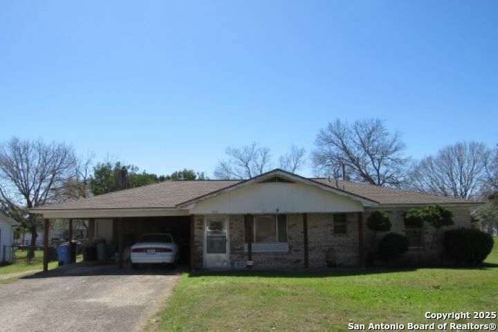 913 Zwicke St  Seguin TX 78155 photo