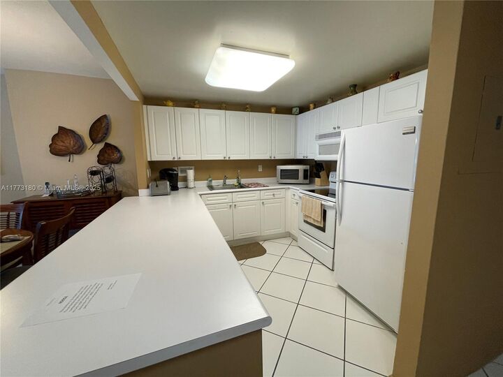 Property Photo:  2301 Collins Ave 519  FL 33139 