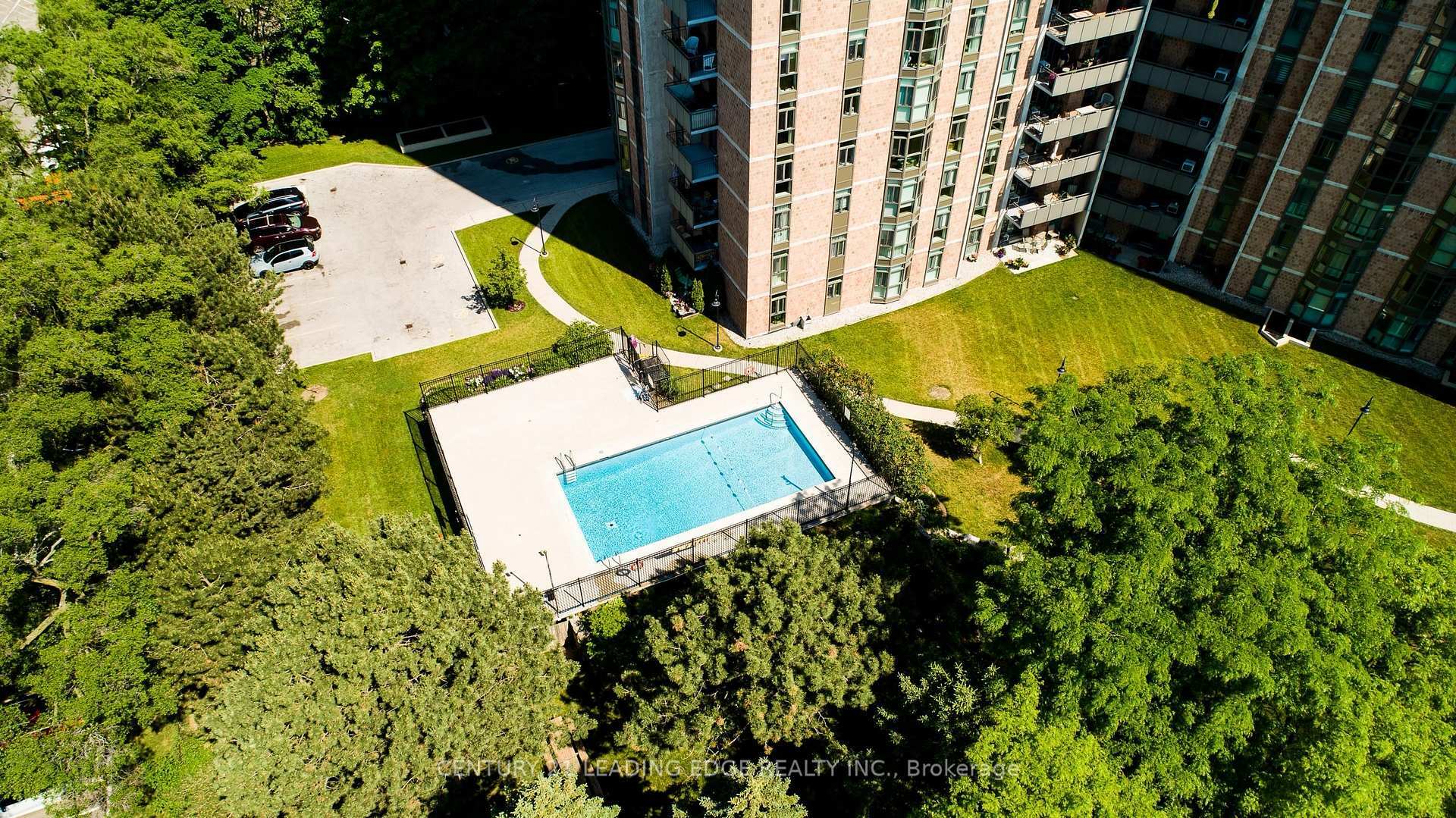Photo de la propriété:  5250 Lakeshore Road 201  ON L7L 5L2 
