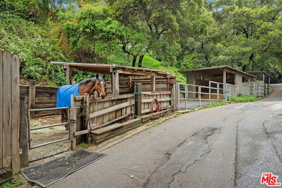 Property Photo: 1809 Melhill Way CA 90049