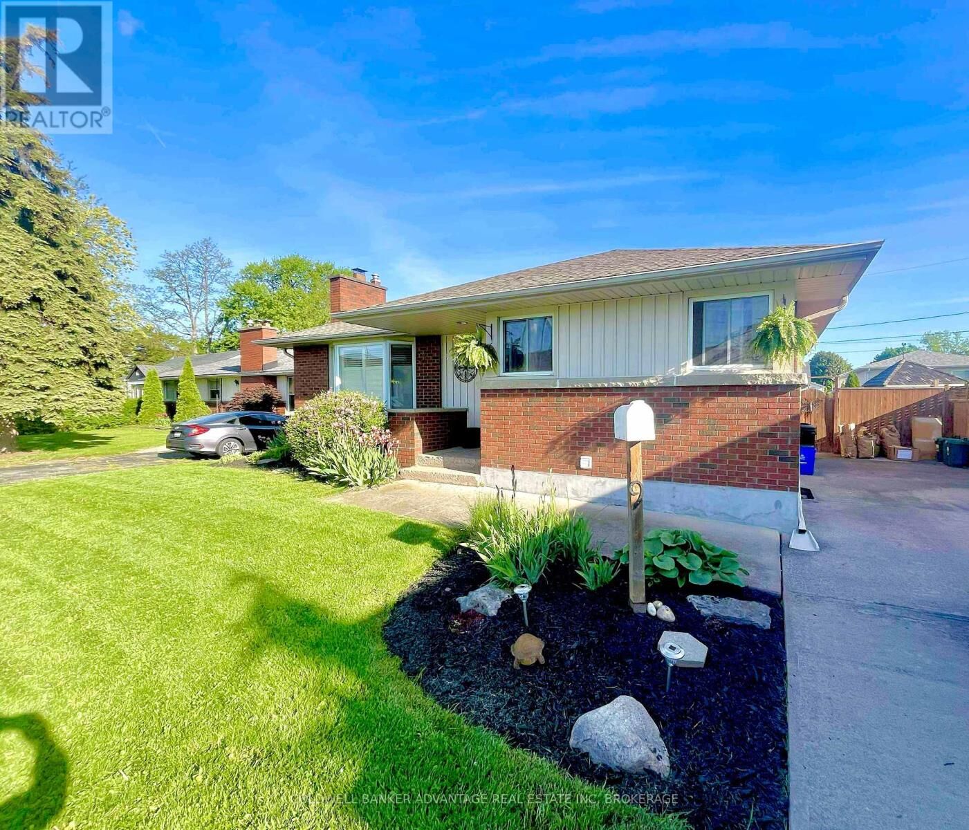 Property Photo:  9 Meadowvale Drive  ON L2N 3Z6 