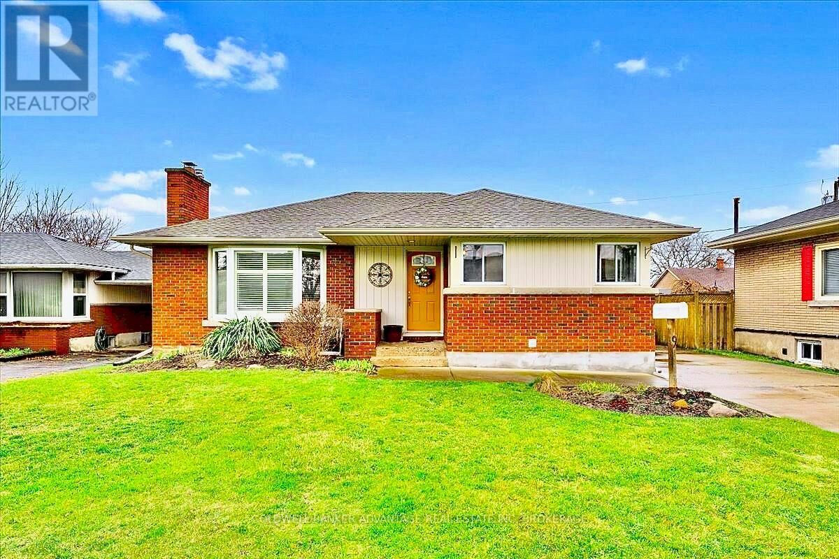 Property Photo: 9 Meadowvale Drive ON L2N 3Z6