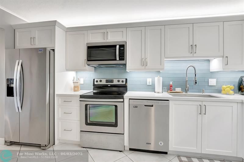 Property Photo: 5650 Camino Del Sol 104 FL 33433