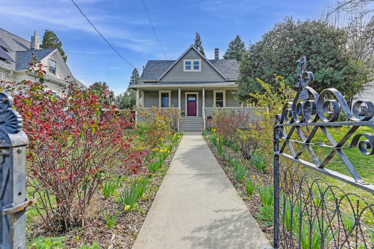 Property Photo: 319 Pleasant St CA 95945