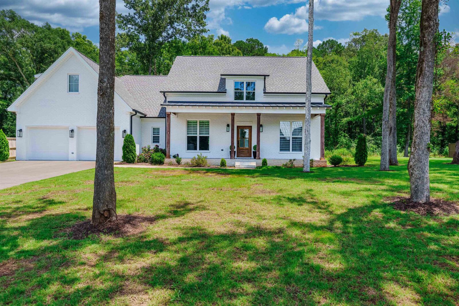Property Photo:  108 River Colors Dr  AL 35661 - MUSCLE S 