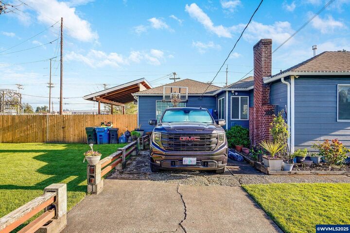 Property Photo:  1500 George St  OR 97071 