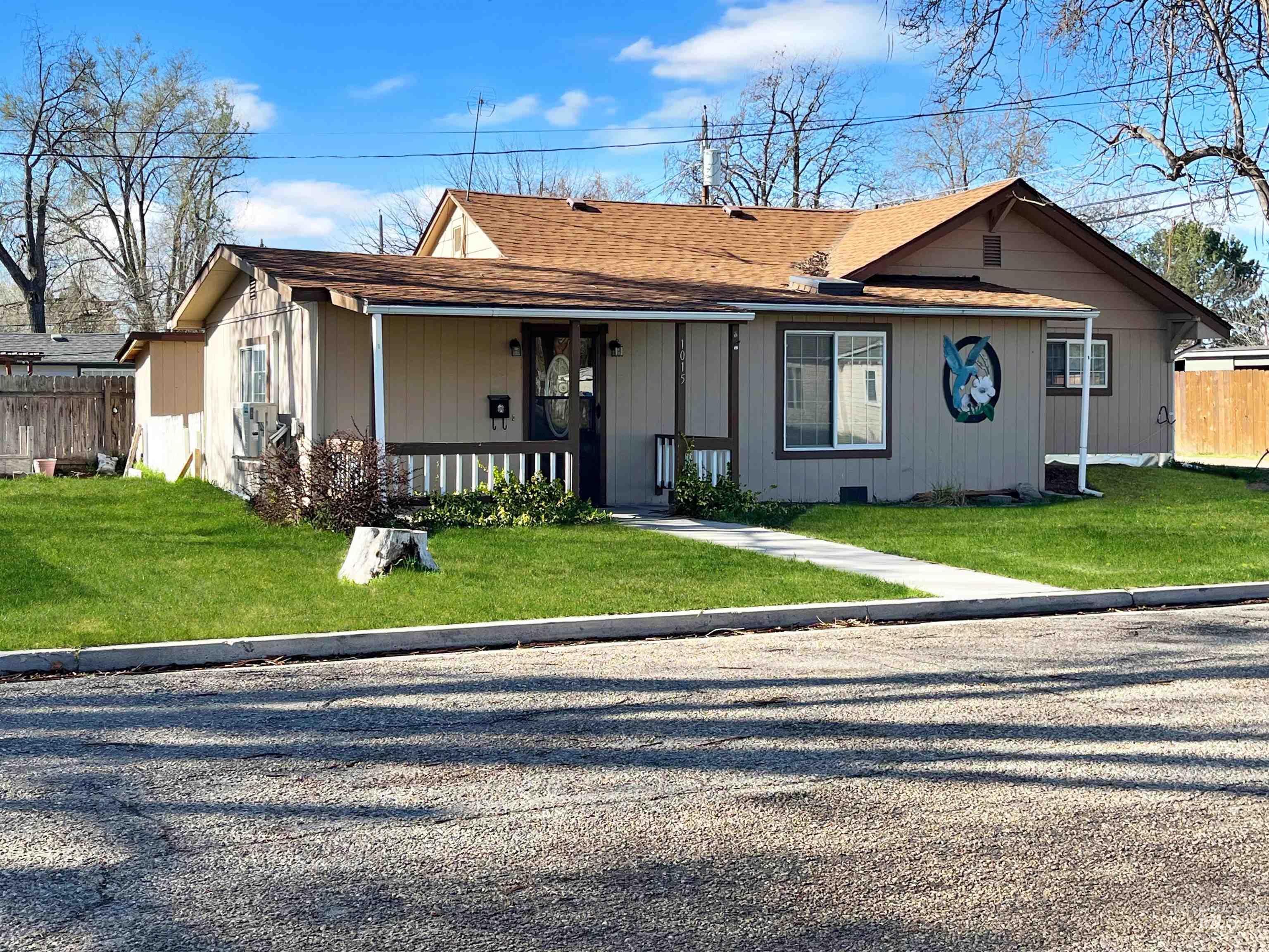 Property Photo:  1015 E Washington Ave  ID 83686 