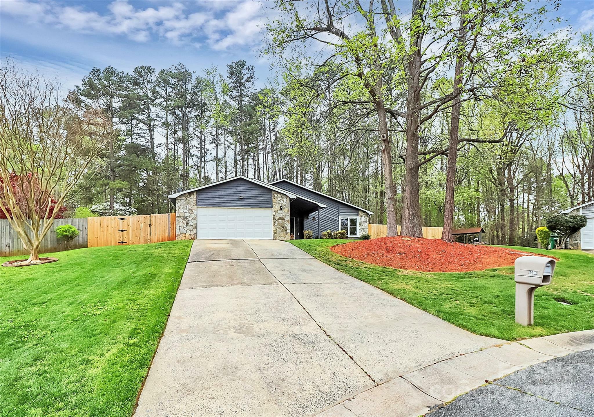 Property Photo: 6500 Wealdstone Court NC 28227
