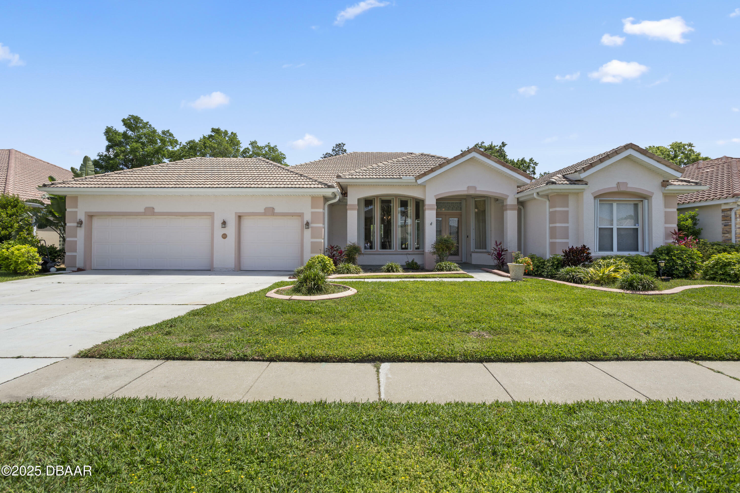 Property Photo: 6111 Oxbow Bend Lane FL 32128