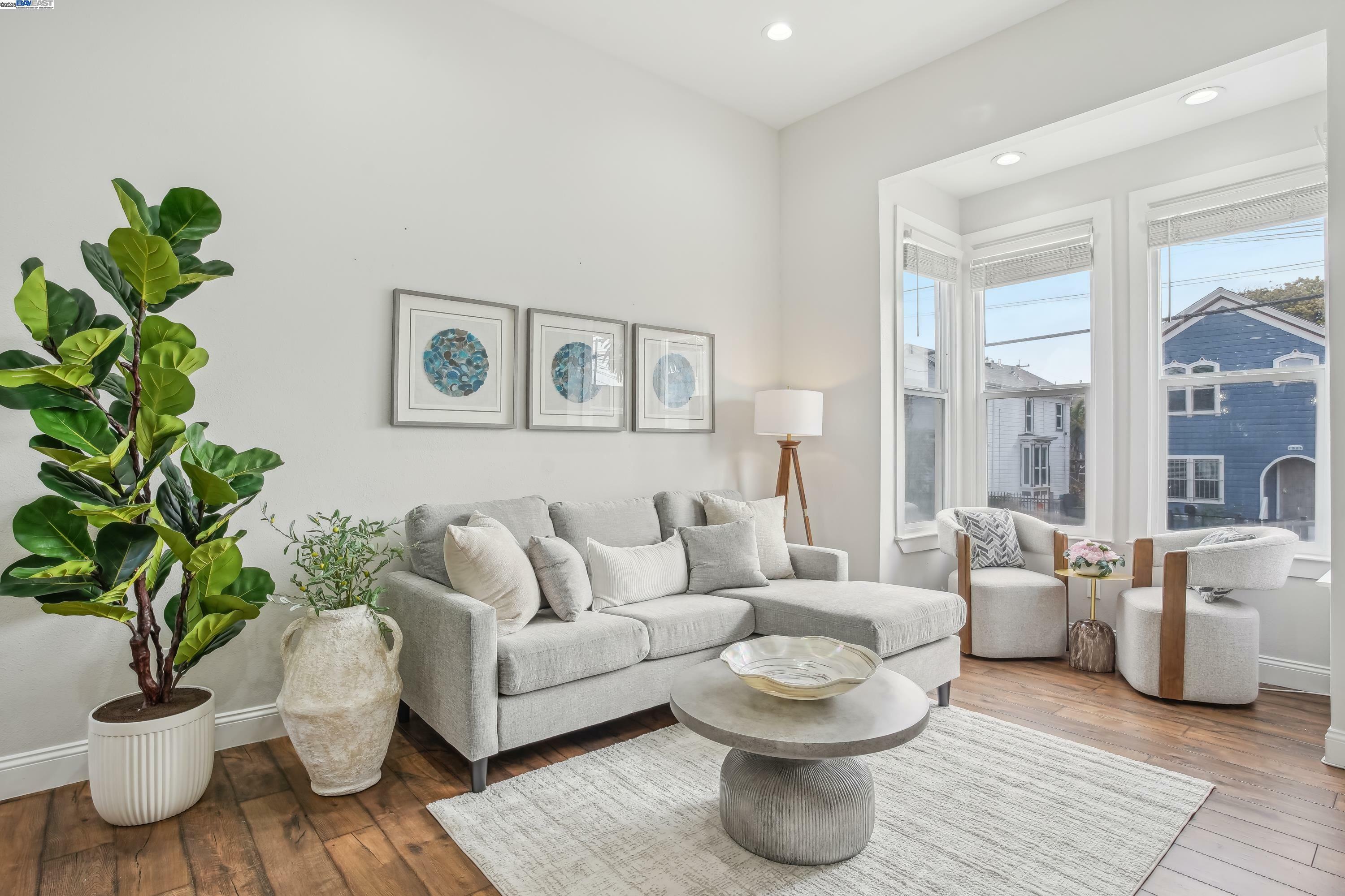 Property Photo: 875 Wood St CA 94607